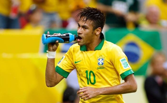 Спортивные напитки для участников турниров ФИФА поставляет, конечно, Coca-Cola