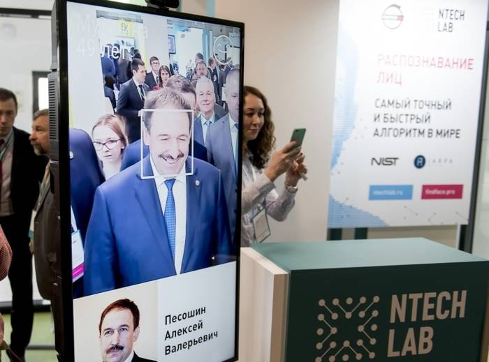 Премьер-министр Татарстана Алексей Песошин тестирует FindFace Security