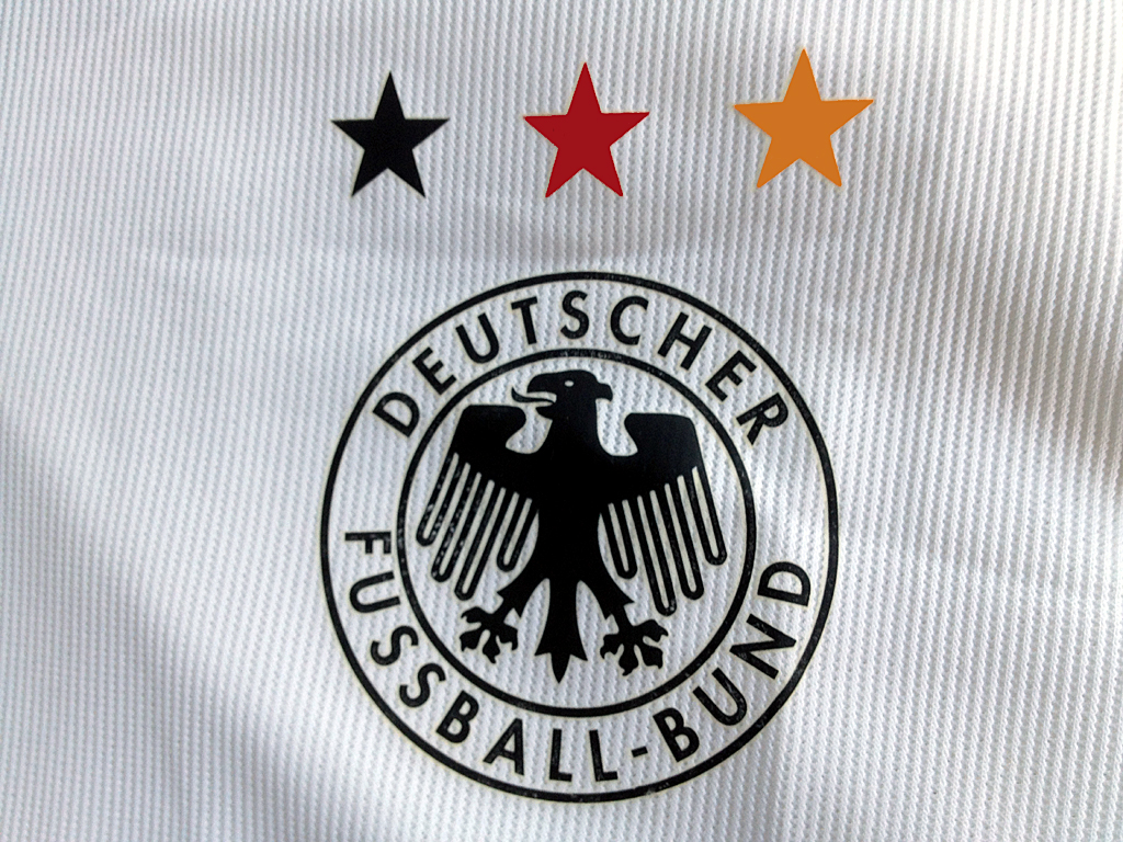 Сборная Германии лишилась спонсора из-за позиции ФИФА по повязкам One Love