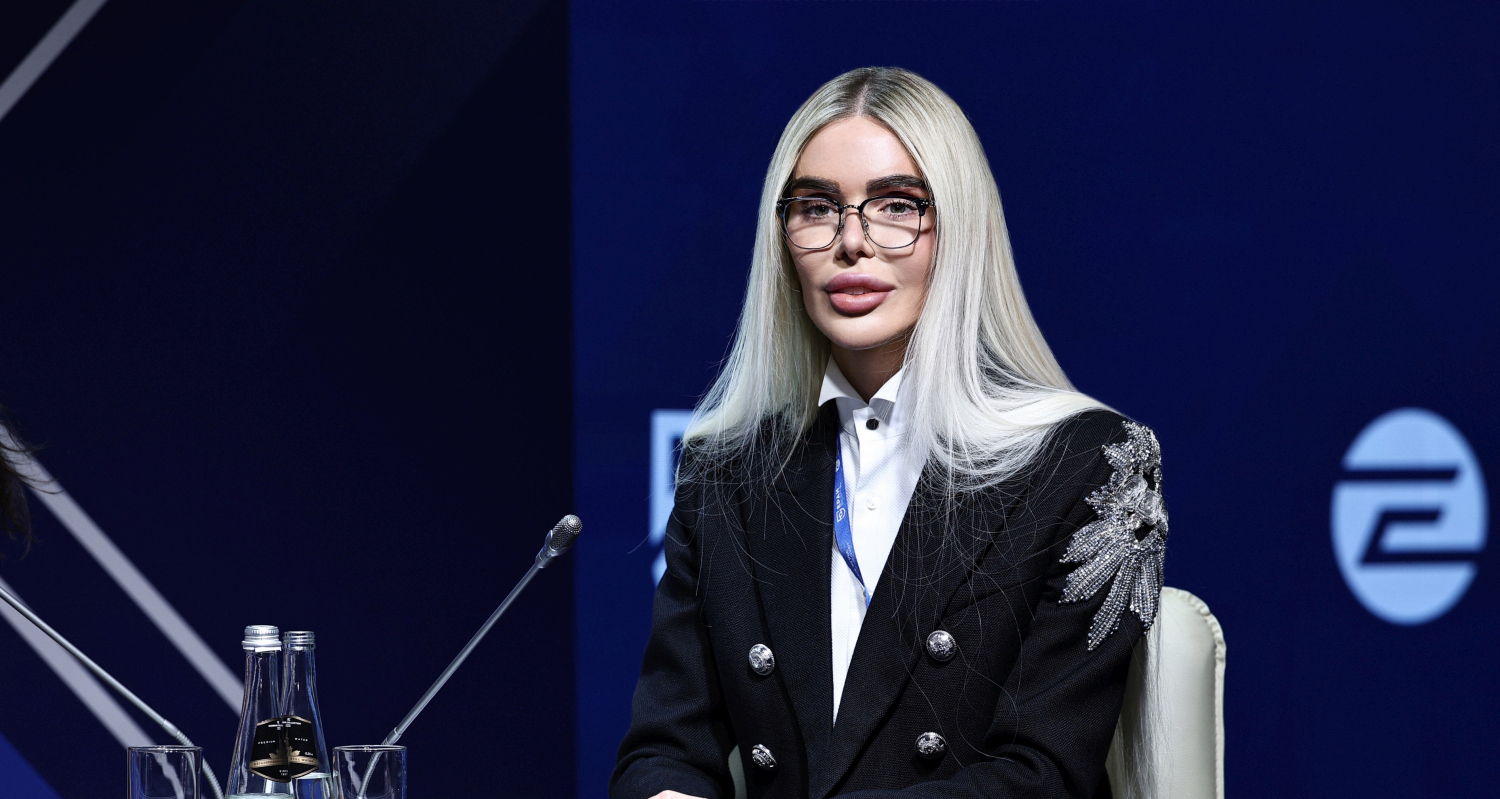 Алиса Лобанова представила теннисную форму в триколоре