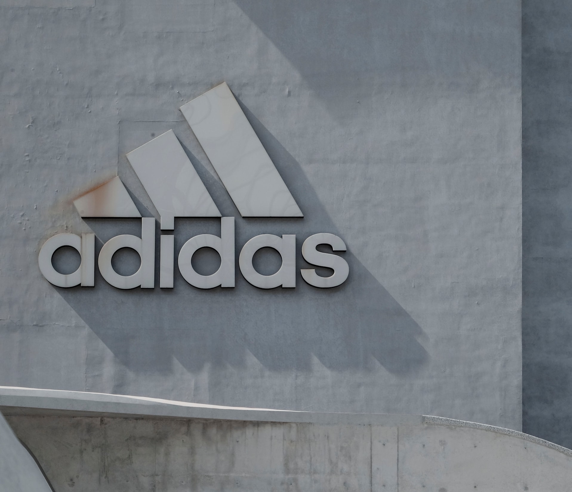 Adidas расторг контракты со всеми российскими игроками, кроме Алексея Миранчука