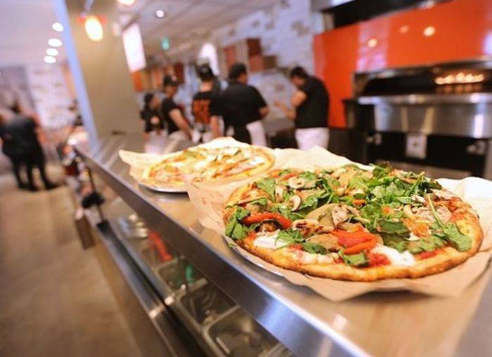 В сто раз за четыре года выросла сеть пиццерий после инвестиций Леброна Джеймса